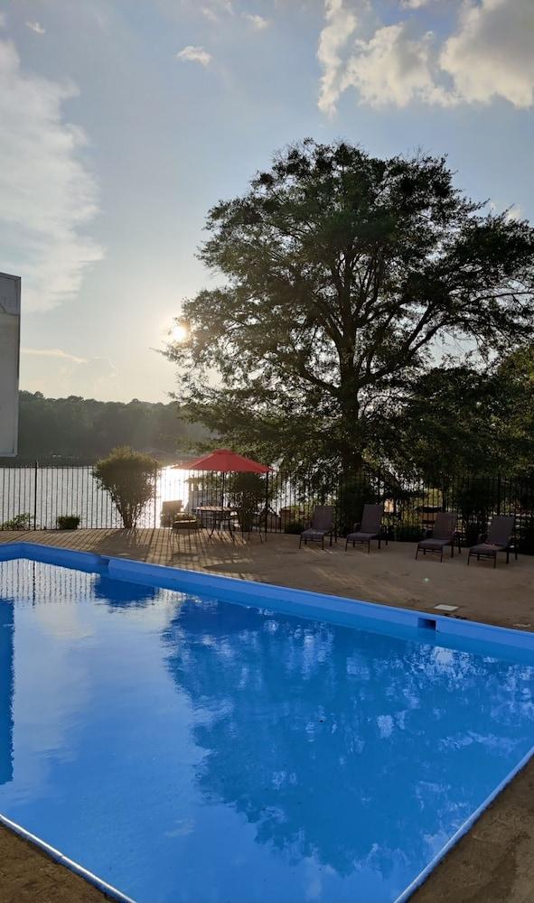 Lake View Inn & Suites Killen Экстерьер фото