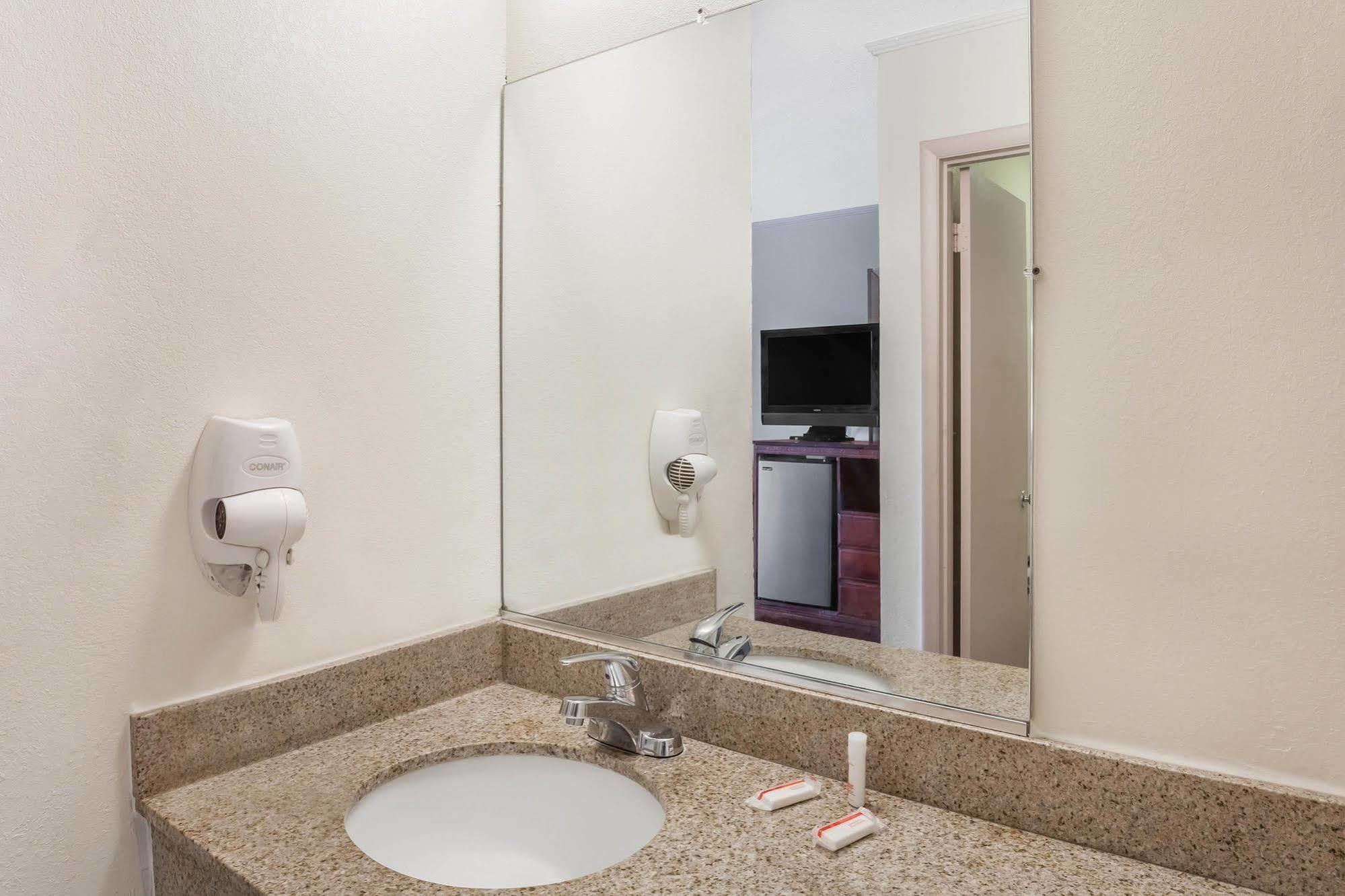 Lake View Inn & Suites Killen Экстерьер фото
